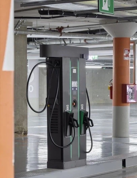 Why Liquid Cooling Is Becoming The Future Of EV Fast Charging
